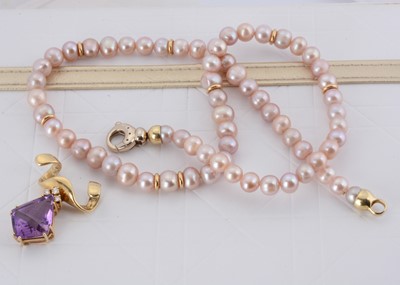 Lot 147 - A cultured pearl and yellow metal necklace