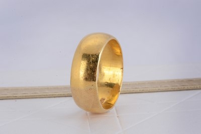 Lot 166 - An Elizabeth II 22ct gold barrel shaped wedding band