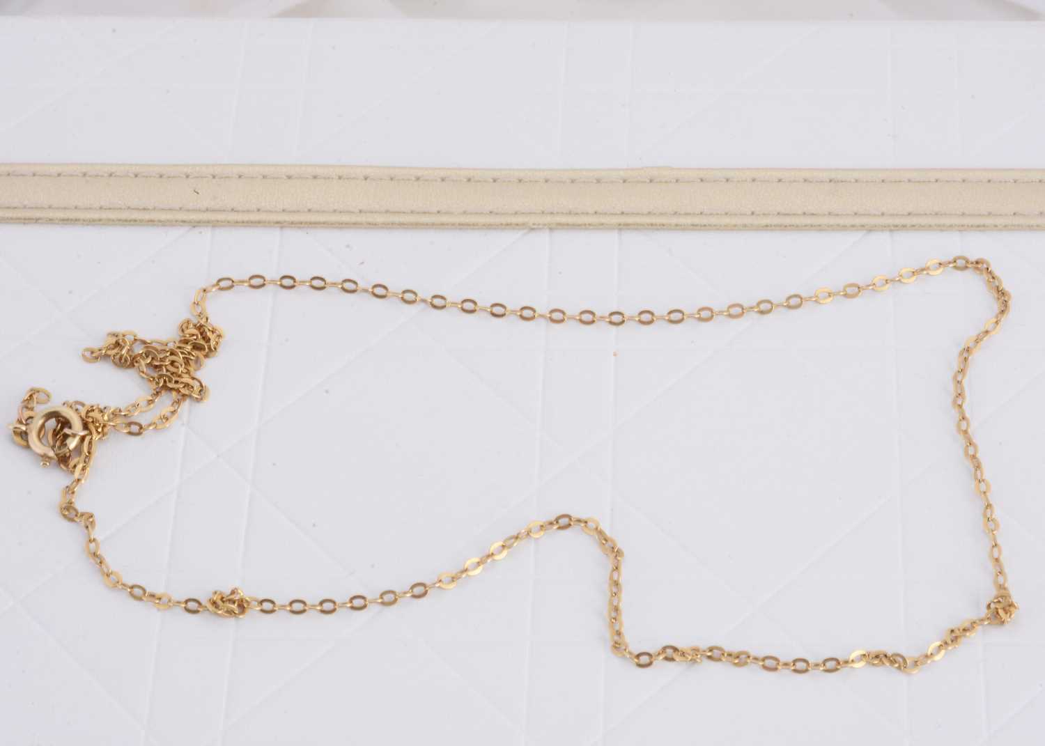 Lot 169 - A continental 750 marked yellow metal oval link necklace