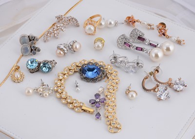 Lot 170 - A quantity of costume jewellery