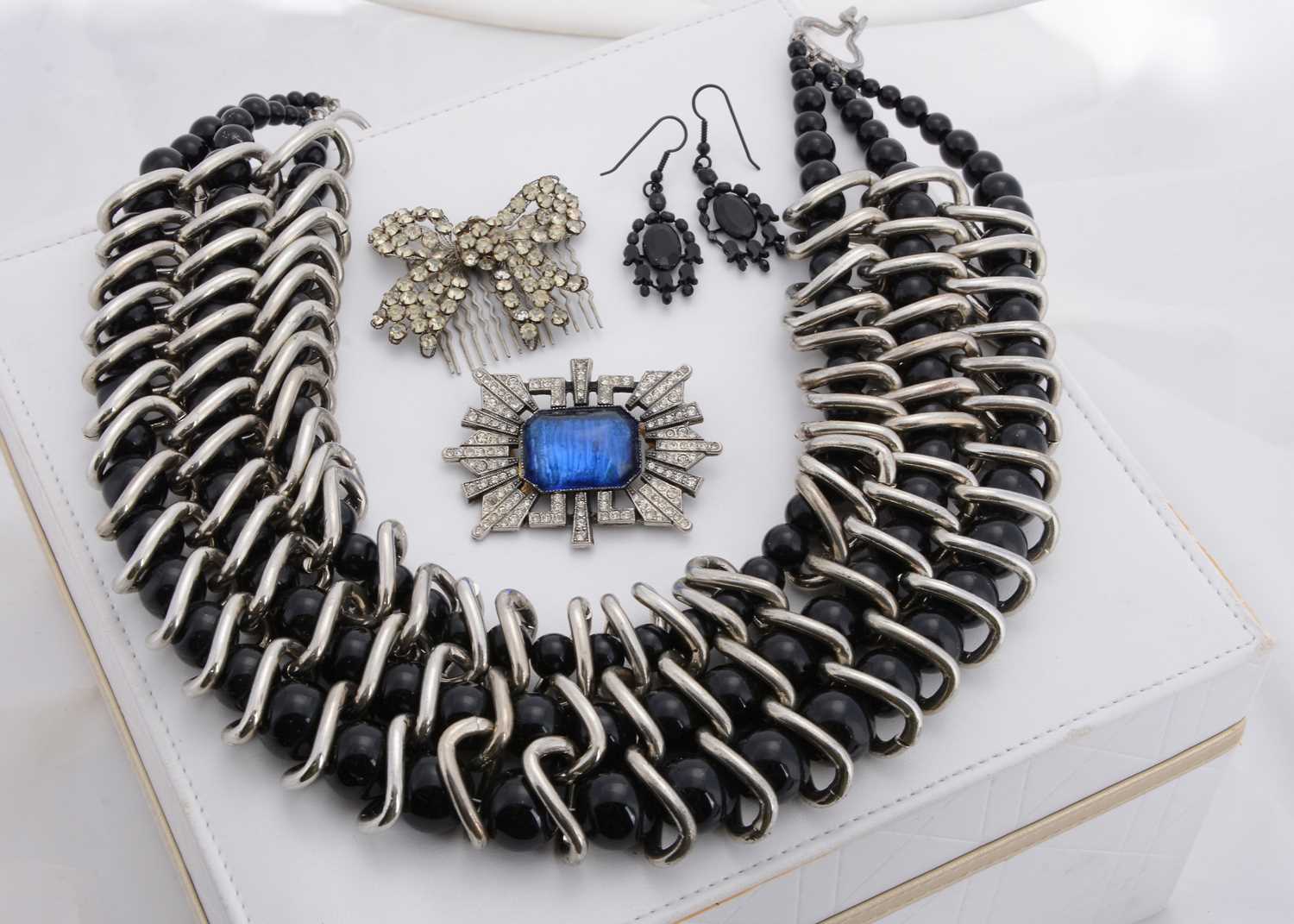 Lot 172 - A collection of costume jewels