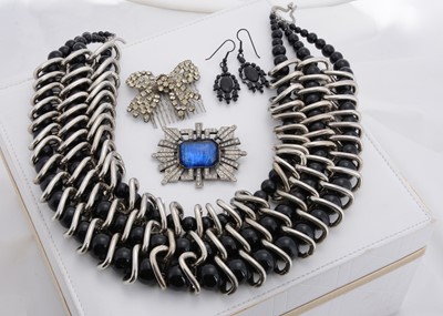 Lot 172 - A collection of costume jewels