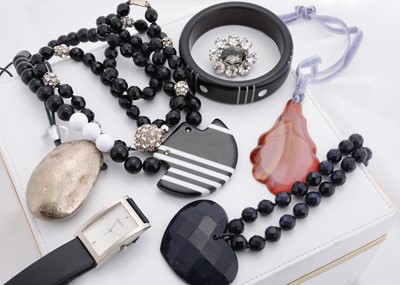 Lot 172 - A collection of costume jewels