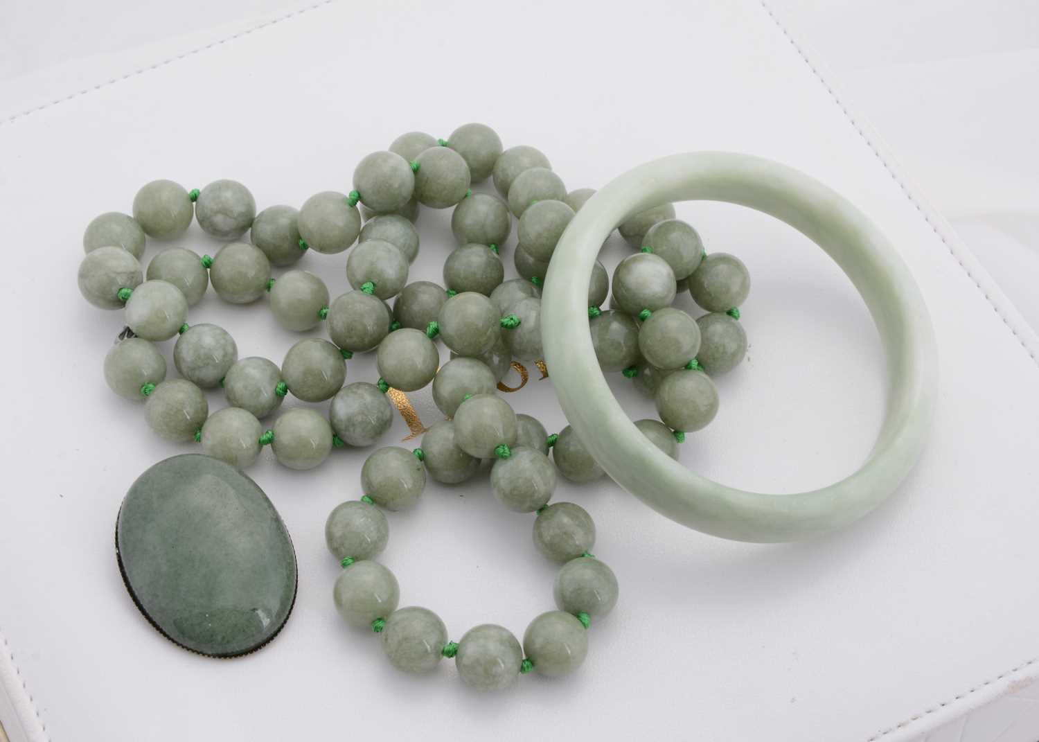 Lot 176 - A collection of hard stone jewels