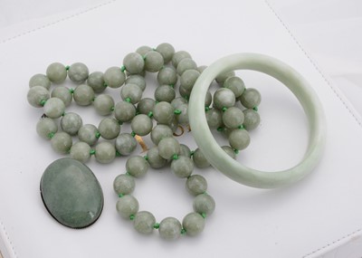Lot 176 - A collection of hard stone jewels