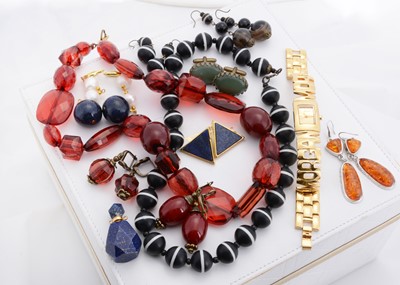 Lot 177 - A collection of jewels