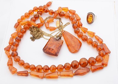 Lot 178 - A string of graduated spherical amber beads