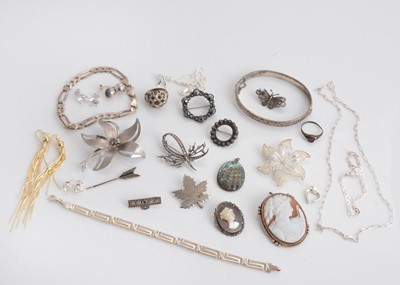Lot 202 - A collection of silver jewels