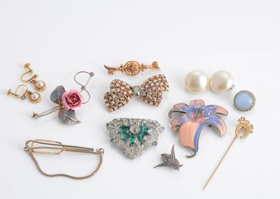 Lot 207 - A collection of costume jewels