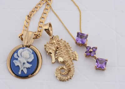 Lot 210 - A 9ct gold blue and white Wedgwood style pendant