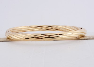 Lot 219 - A 14ct gold hinged bangle