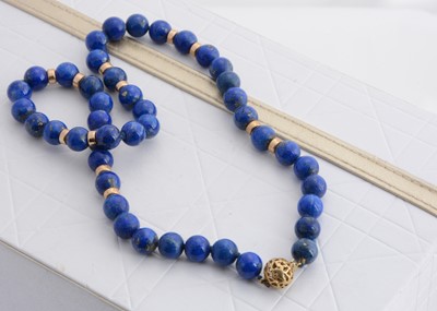 Lot 226 - A lapis lazuli bead necklace
