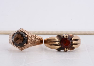 Lot 242 - A garnet gentleman's signet ring in four claw setting