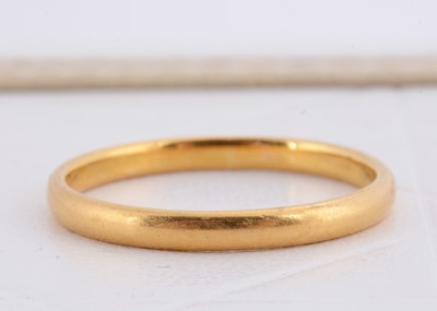 Lot 244 - A 22ct gold wedding band