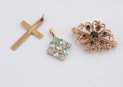 Lot 246 - A sapphire 9ct gold oval pierced brooch