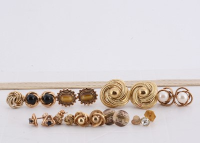 Lot 253 - A collection of 9ct gold stud earrings