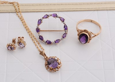 Lot 254 - An amethyst and diamond 9ct gold wreath brooch