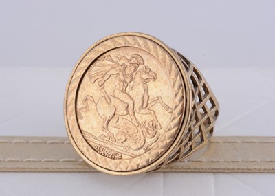 Lot 261 - A 9ct gold St George coin ring