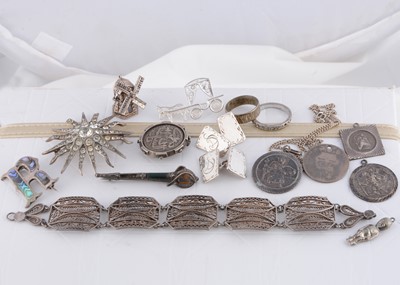 Lot 262 - A collection of silver jewellery