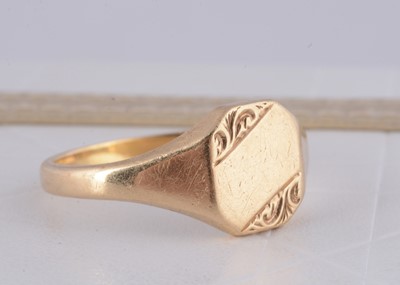 Lot 263 - An 18ct gold signet ring