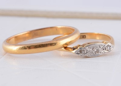 Lot 272 - An art deco diamond three stone dress ring