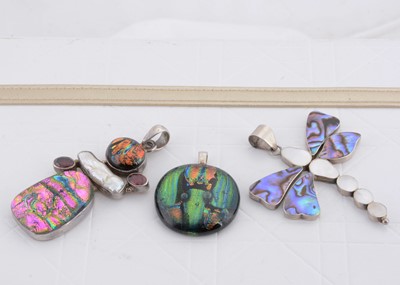 Lot 279 - An abalone and mother of pearl dragonfly pendant