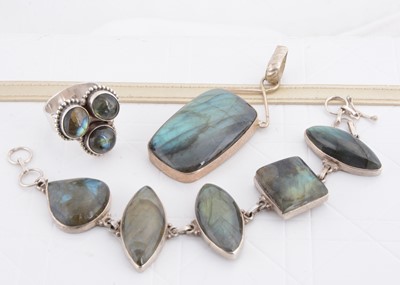 Lot 280 - A labradorite suite of silver set jewels
