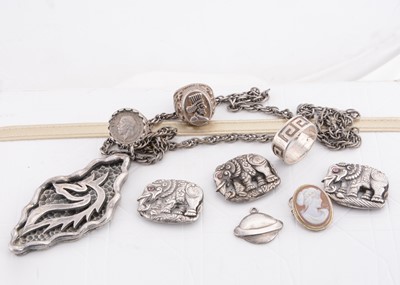 Lot 283 - A collection of silver jewellery