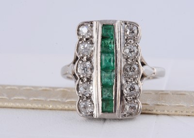 Lot 293 - An emerald and diamond art deco tablet ring