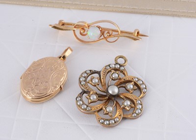 Lot 296 - A 15ct gold opal scroll bar brooch