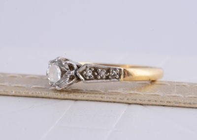 Lot 300 - An 18ct gold and platinum set diamond solitaire