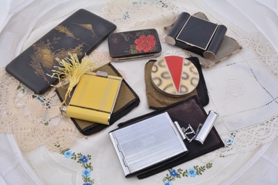 Lot 325 - An Art Deco Japanese yellow enamel Kamra compact