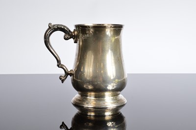 Lot 368 - A George V silver 1 pint tankard