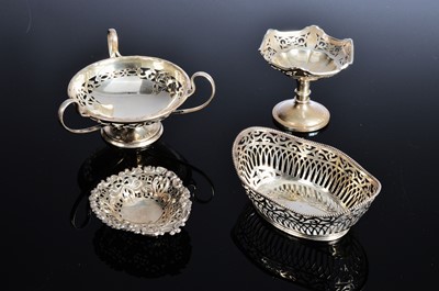 Lot 369 - Four Victorian and George V items of silver