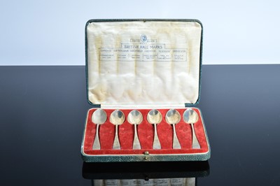 Lot 382 - A George V cased set of silver British hallmarks teaspoons