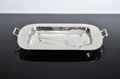 Lot 412 - An Edwardian silver plated asparagus serving dish and tongs