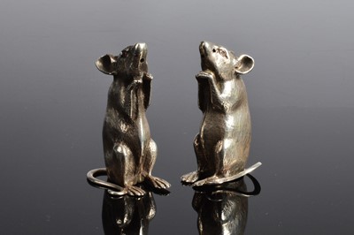 Lot 421 - A nice modern silver novelty mouse salt and pepper set by Wakely & Wheeler