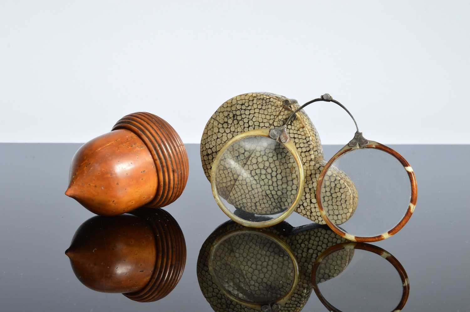 Lot 471 - A 19th century shagreen pince nez case