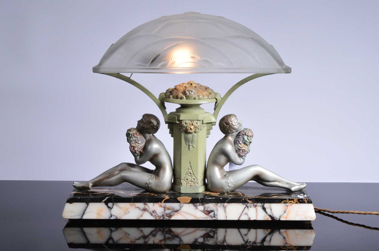 Lot 492 - A nice Art Deco period figural lamp