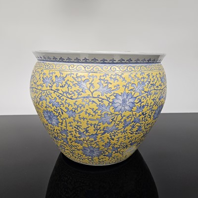 Lot 541 - A nice large Chinese porcelain fish bowl