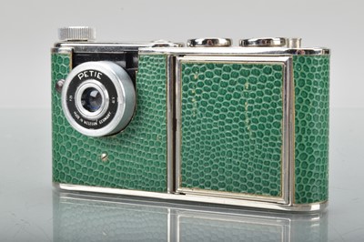Lot 63 - A Kunik Walter Petie Vanity Camera