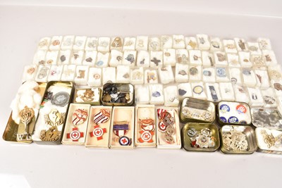 Lot 249 - An assortment of various badges