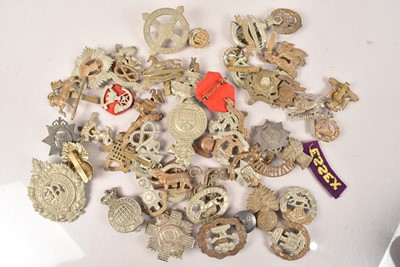 Lot 255 - An assortment of British Cap Badges and Buttons