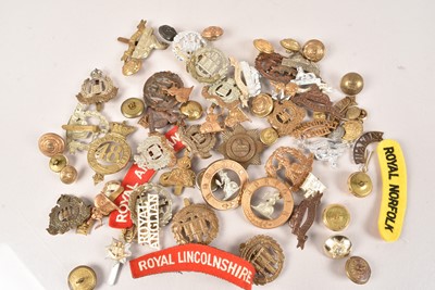 Lot 257 - An assortment of British Cap Badges and Buttons