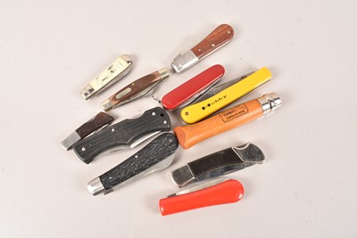 Lot 336 - An assortment of Pocket Knives