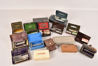 Lot 534 - A collection of vintage Razors