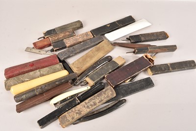 Lot 535 - A collection of vintage Cut Throat Razors