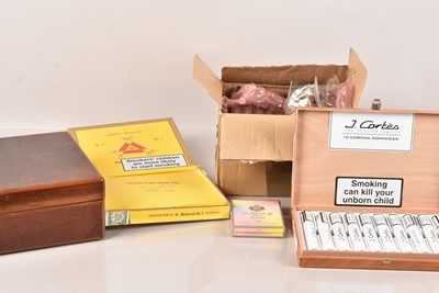 Lot 555 - An assortment of Cigars
