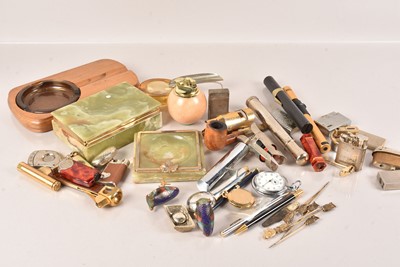 Lot 556 - A collection of Smoking Related items