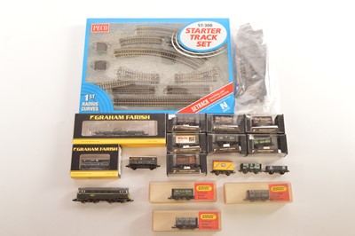 Lot 70 - N Gauge Freight Stock Track Pack and Diesel Locomotive (19)